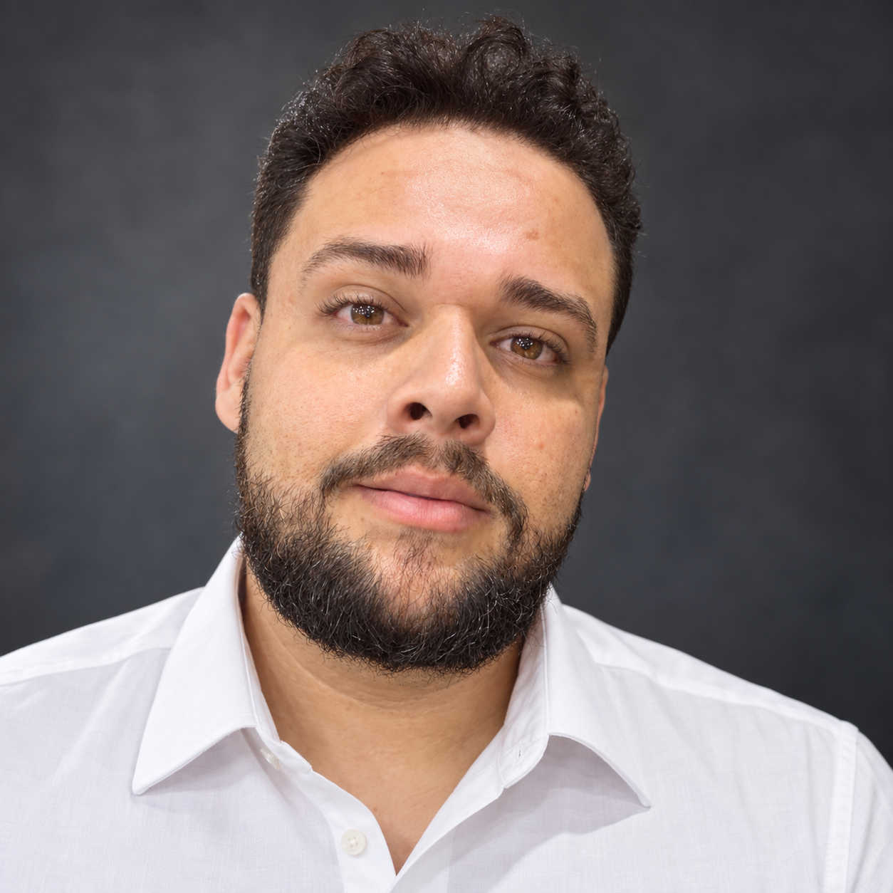 Retrato de Clerisvan Silva com camisa social branca